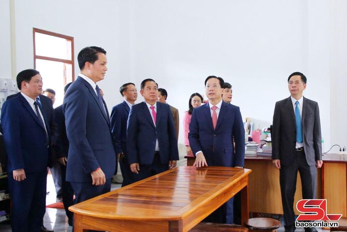 Các đại biểu tham quan nhà lớp học.