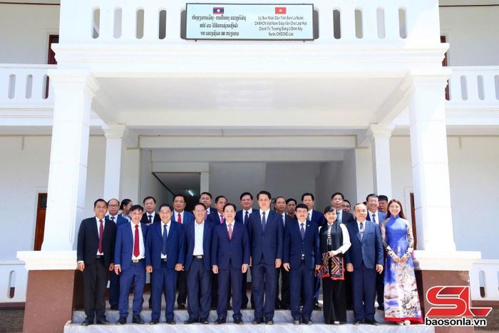 Các đại biểu chụp ảnh lưu niệm tại công trình.