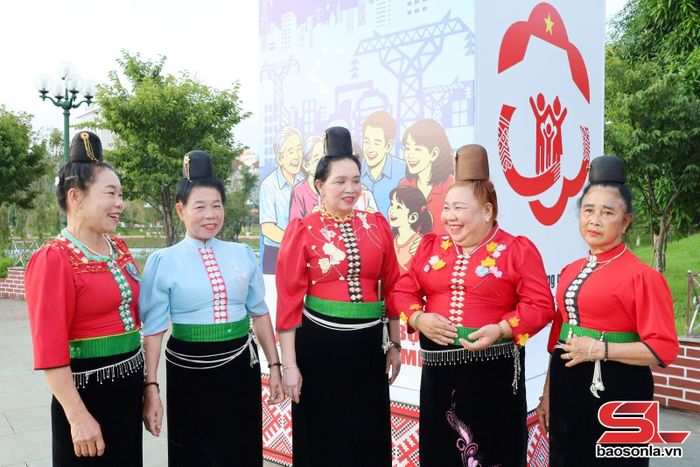 Hội viên phụ nữ xã Mường Bú trao đổi kiến thức về xây dựng gia đình hạnh phúc.