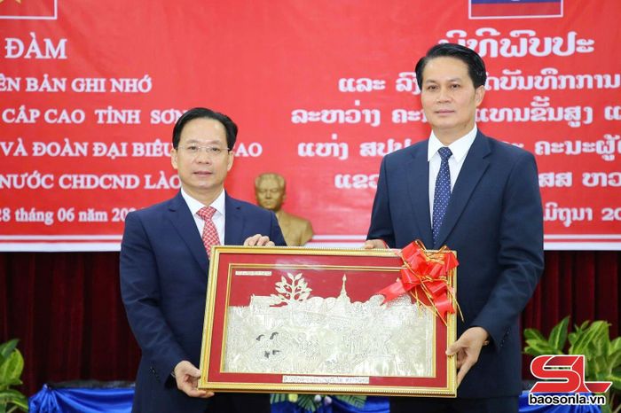 Lãnh đạo tỉnh U Đôm Xay tặng quà cho tỉnh Sơn La.