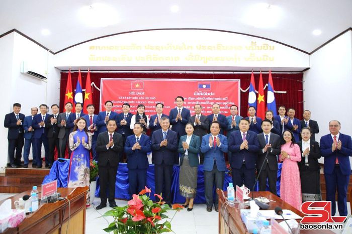 Các đại biểu chụp ảnh lưu niệm sau hội đàm.