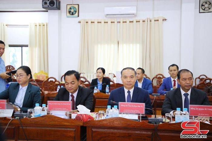 Các đại biểu tỉnh U Đôm Xay dự hội đàm.