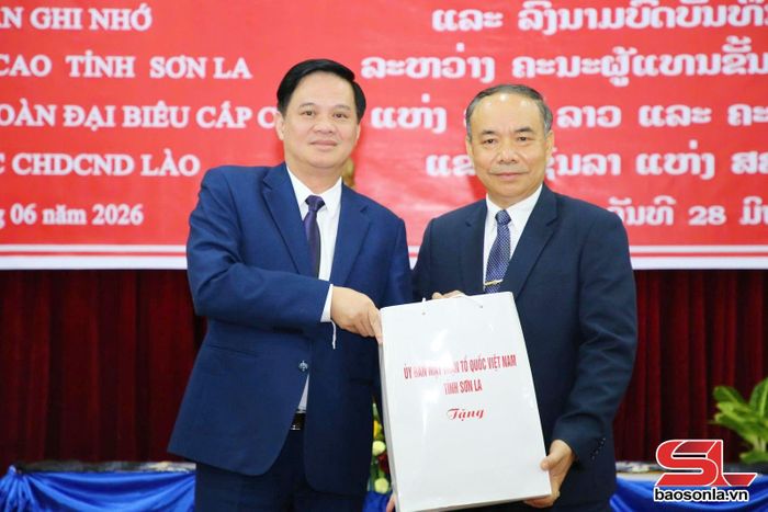 Ủy ban MTTQ tỉnh Sơn La tặng quà cho tỉnh nước bạn.