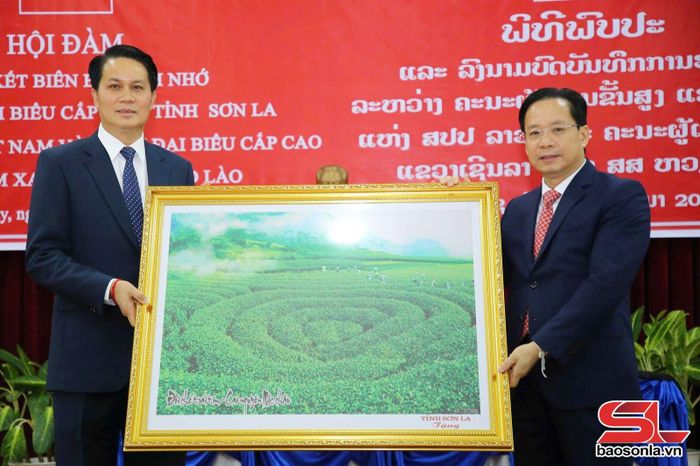 Lãnh đạo tỉnh Sơn La tặng quà lưu niệm cho tỉnh U Đôm Xay.