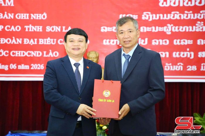 Lãnh đạo tỉnh Sơn La tặng quà cho tỉnh bạn.