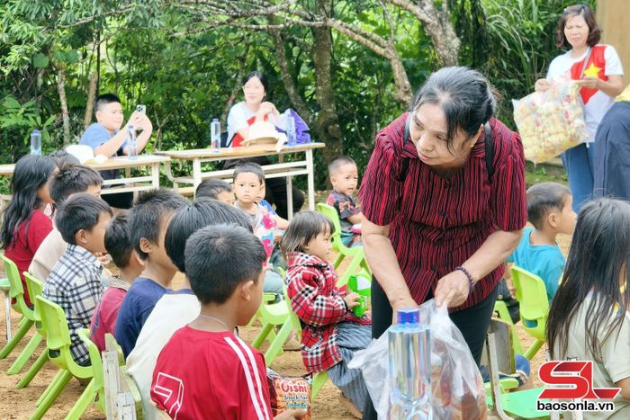CLB Love and Share tặng quà học sinh điểm trường Mầm non Pá Kạch.