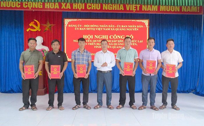 Đồng chí Hoàng Văn Dũng, Chủ tịch UBND xã Quảng Nguyên trao quyết định cho các trưởng thôn sau sắp xếp.