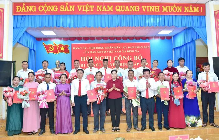 Phó Bí thư Thường trực chuyên trách Đảng ủy UBND tỉnh Nông Thị Bích Huệ và lãnh đạo xã Bình Xa chụp ảnh lưu niệm cùng các Bí thư Chi bộ thôn.
