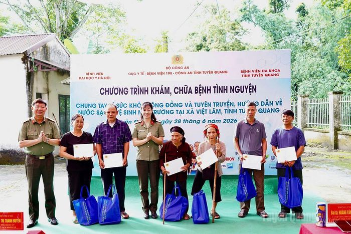 Các đơn vị trao quà cho người có công, hộ nghèo xã Việt Lâm.