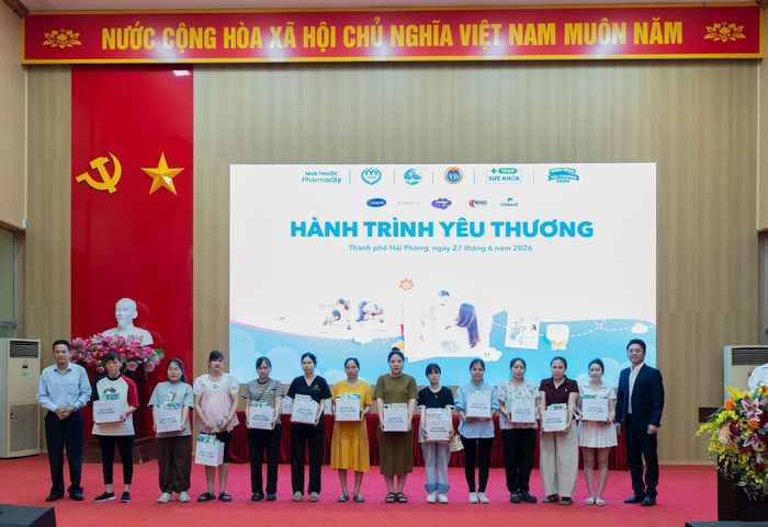 Hoạt động trao quà trong khuôn khổ chuỗi chương trình thiện nguyện. Ảnh: BTC