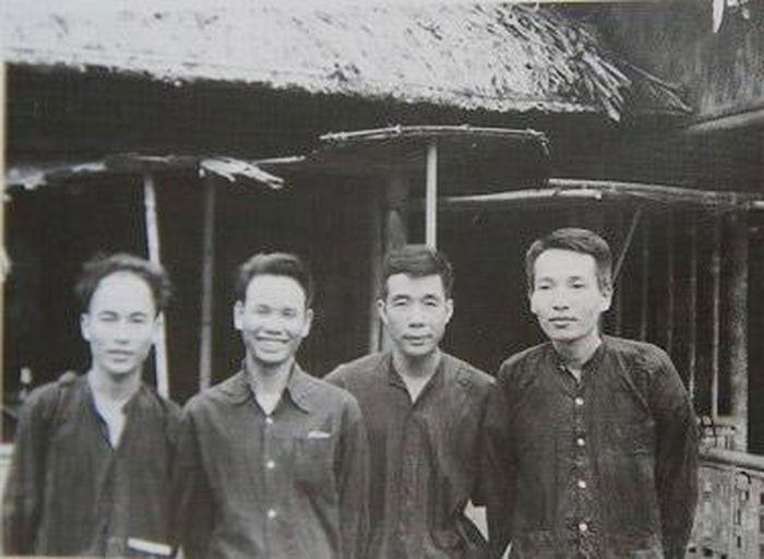 Bốn nhà văn, nhà báo: Tô Hoài, Xuân Thủy, Nam Cao - Báo Cứu Quốc (thứ nhất, thứ hai và thứ tư từ trái qua) và Nguyễn Huy Tưởng - Báo Văn nghệ. Ảnh T.L