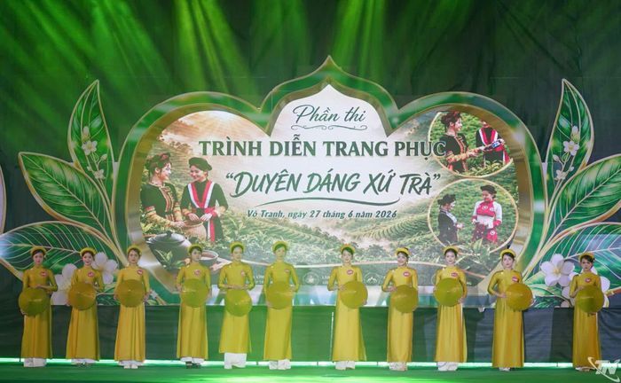 Phần trình diễn thời trang của các thí sinh tham gia Cuộc thi "Duyên dáng xứ Trà".