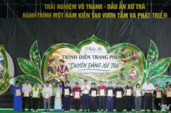 Ban Tổ chức vinh danh các sản phẩm làng nghề tiêu biểu.
