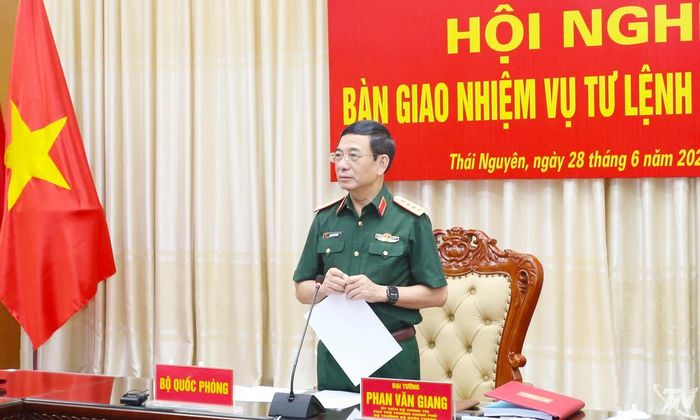 Đại tướng Phan Văn Giang, Ủy viên Bộ Chính trị, Phó Bí thư Quân ủy Trung ương, Bộ trưởng Bộ Quốc phòng phát biểu chỉ đạo tại hội nghị.
