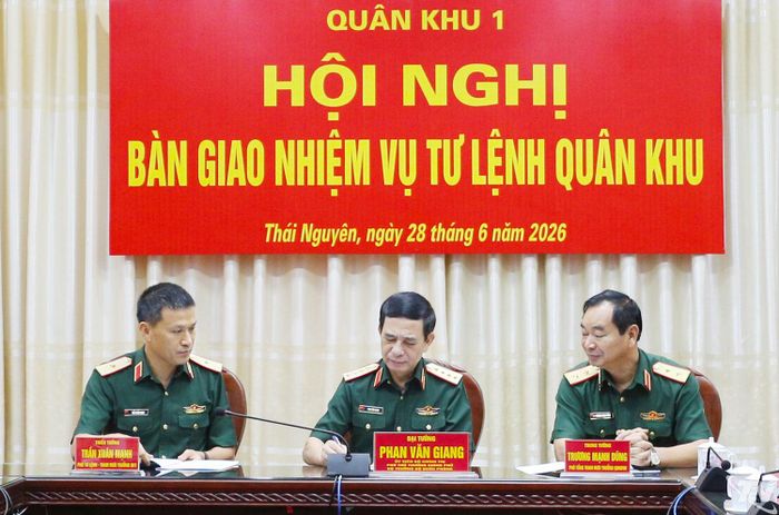 Đại tướng Phan Văn Giang chứng kiến ký kết biên bản bàn giao nhiệm vụ Tư lệnh Quân khu 1.