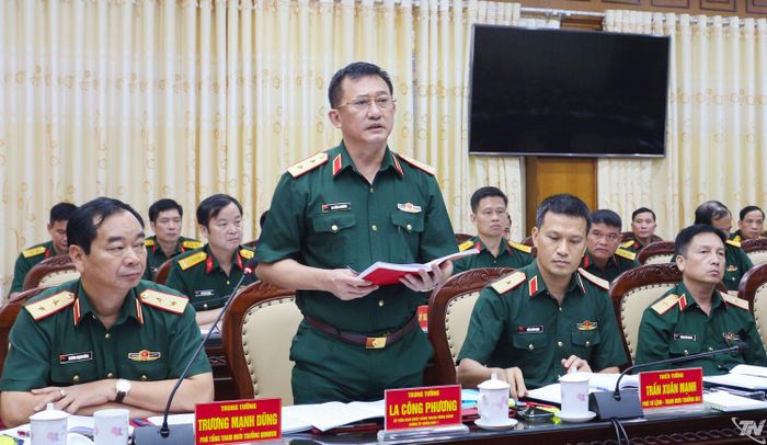 Trung tướng La Công Phương, Ủy viên Trung ương Đảng, Ủy viên Quân ủy Trung ương, Bí thư Đảng ủy, Chính ủy Quân khu 1 phát biểu ý kiến tại hội nghị.