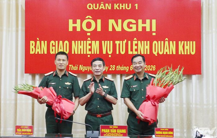 Đại tướng Phan Văn Giang tặng hoa chúc mừng Trung tướng Trương Mạnh Dũng và Thiếu tướng Trần Xuân Mạnh.