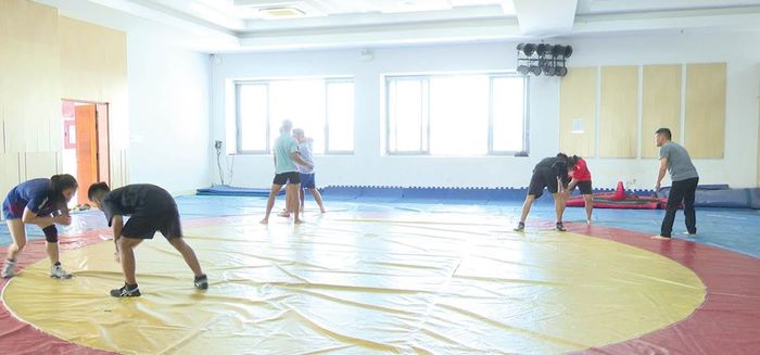  Không gian tập luyện chật hẹp khiến các vận động viên khó duy trì khoảng cách theo yêu cầu chuyên môn