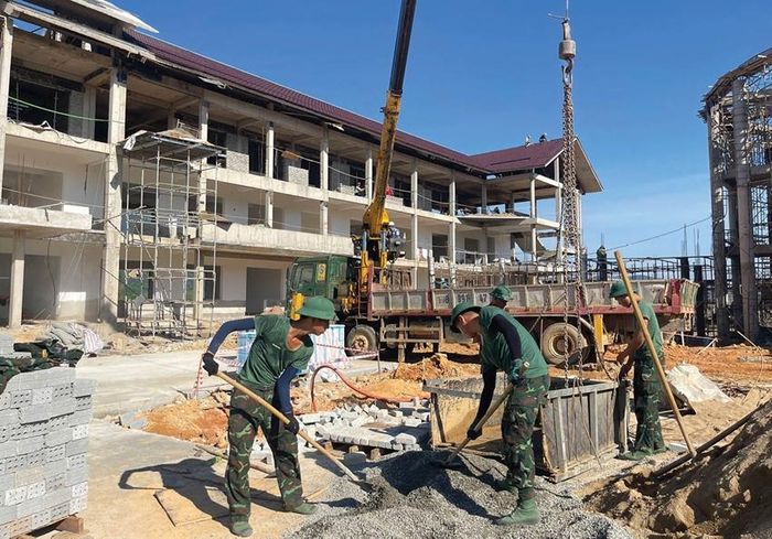  Cán bộ, chiến sĩ trên công trường nắng cháy
