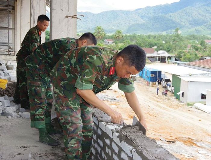  Những thợ xây “áo xanh” trên công trường xây dựng