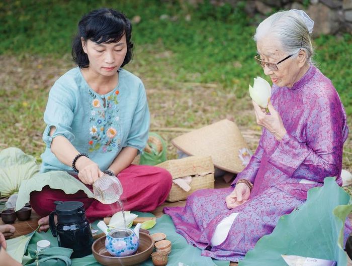  Thưởng trà sen bên hồ Tịnh 