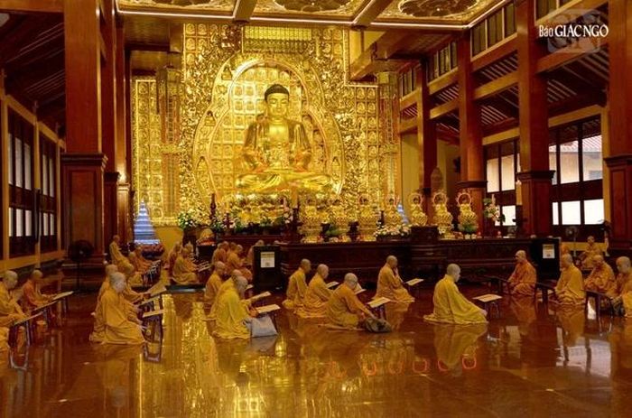 Chư Tăng tụng giới tại chánh điện Việt Nam Quốc Tự