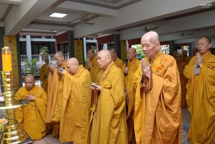 Chư vị Trưởng lão Hòa thượng cúng dường phạn thực