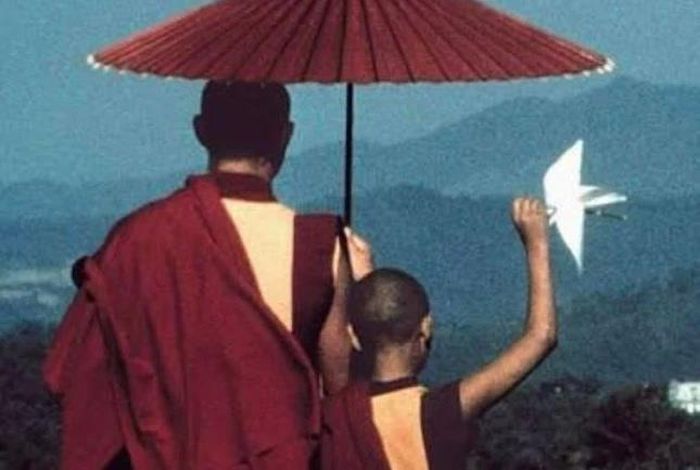 Cốt chuyện thật giản dị bình thường như cuộc sống tu hành bình thường giản dị của các tăng sinh tu viện Peme, ngoại trừ mỗi 4 năm có chiếc Cúp cho trận bóng đá quốc tế thì không kể