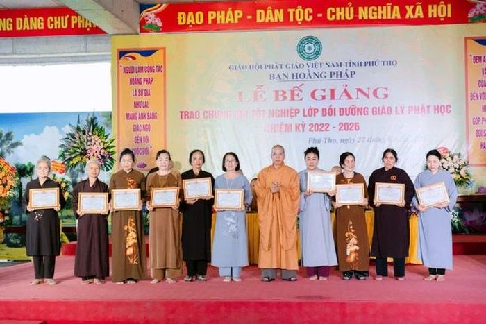 Trao Chứng chỉ tốt nghiệp đến Phật tử