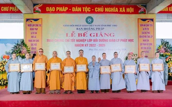 Ghi nhận những đóng góp của các cá nhân và tập thể trong công tác tổ chức Lớp bồi dưỡng giáo lý Phật học