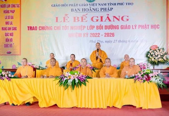 Thượng tọa Trưởng ban Trị sự GHPGVN tỉnh Phú Thọ ban đạo từ