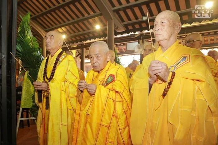 Chư tôn Trưởng lão Hòa thượng dâng hương tưởng niệm