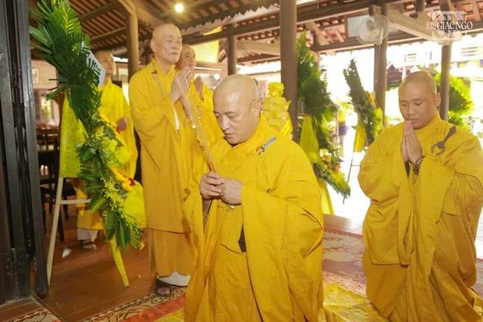 Hòa thượng Thích Huệ Thông đảnh lễ tưởng niệm