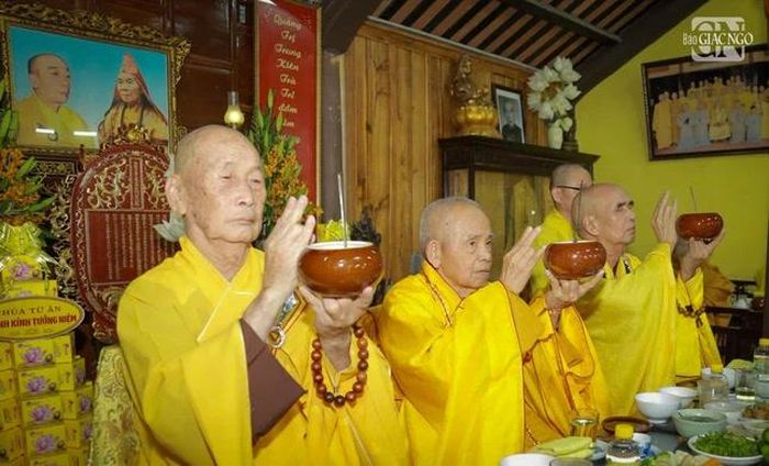 Chư vị Trưởng lão trong nghi thức quá đường