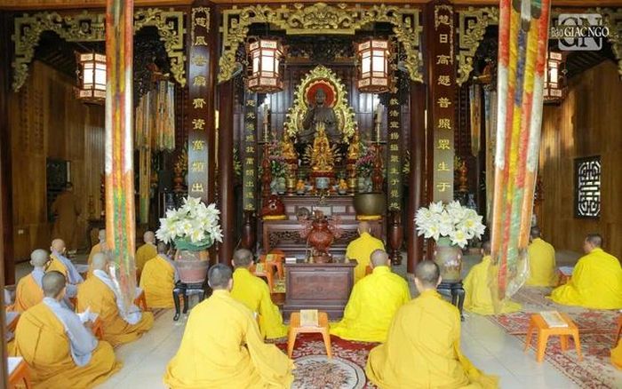 Tăng Ni môn phái tổ đình Kim Tiên đồng tụng kinh Địa Tạng tại chánh điện