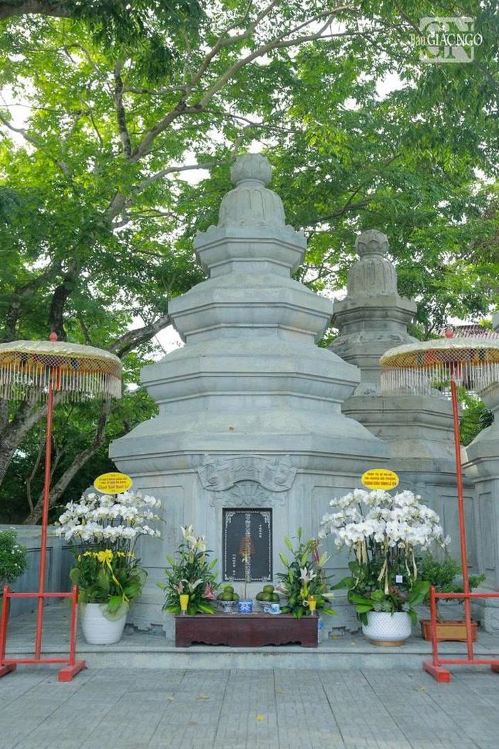 Bảo tháp Hòa thượng Thích Huệ Trí trong khuôn viên tổ đình Kim Tiên