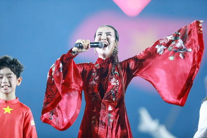 Võ Hạ Trâm mở đầu chương hai bằng "Việt Nam kiêu hãnh".