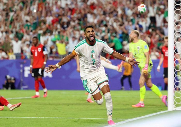 Riyad Mahrez tỏa sáng mang về trận hòa quý giá cho Algeria. 