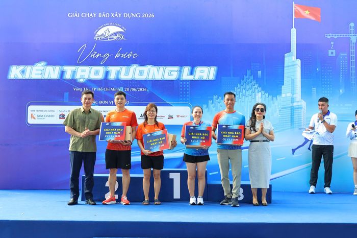 Nhiều nhà báo nhận giải thưởng ở các cự li 21km, 5km và 10km.