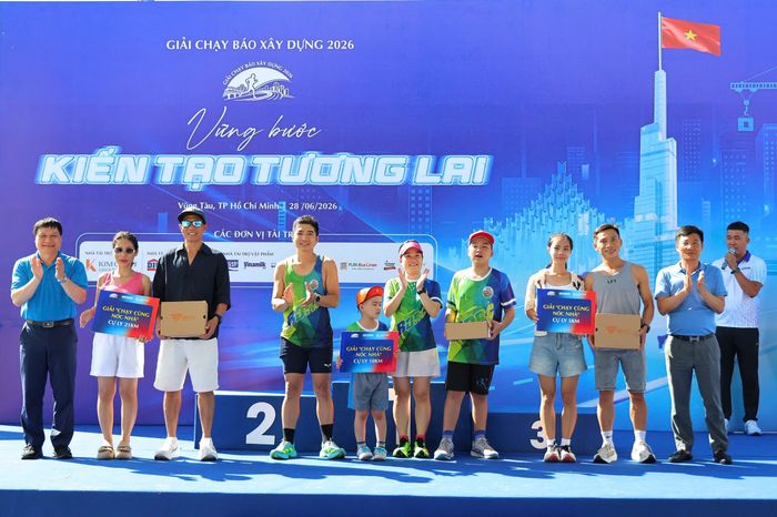 Ban tổ chức cũng trao giải "Chạy cùng nóc nhà" ở các cự li cho những gia đình có màn tranh đấu ấn tượng tại giải.