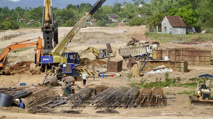 Trên đoạn đầu tuyến dài 2,3km do Công ty TNHH Xây dựng Tổng hợp Minh Hiếu đảm nhận, 5 mũi thi công đang được triển khai đồng loạt. Theo nhà thầu, đơn vị đang tập trung xử lý nền đất yếu, đắp nền, thi công cống địa hình, hệ thống thoát nước và các hạng mục tường chắn nhằm bảo đảm tiến độ trước mùa mưa.