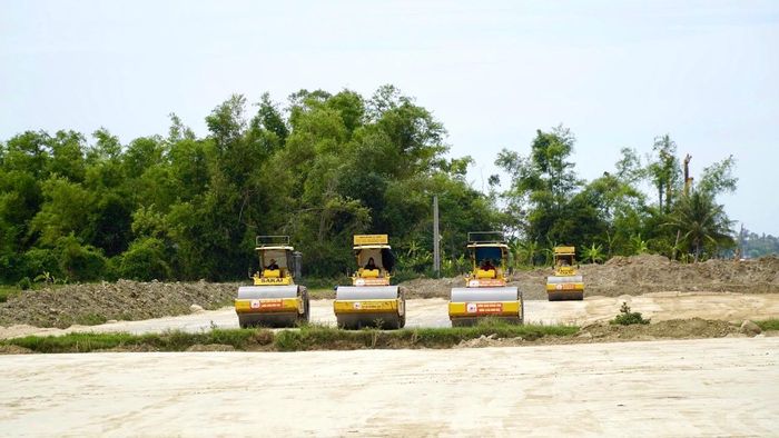 Tại gói thầu XL.01 (Km 0+000 - Km 12+000), nhà thầu Tổng công ty Xây dựng Trường Sơn đã hoàn thành phát quang, dọn dẹp mặt bằng và đào hữu cơ tại các vị trí được bàn giao, đồng thời đẩy mạnh thi công nền đường và các hạng mục cầu. Hiện 9/16 cây cầu đã được nhà thầu triển khai, hơn 4km nền đường hoàn thành đắp đất K95, đường công vụ ngoại tuyến đạt 100%.