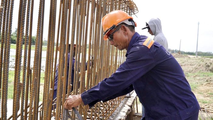 Ông Phan Xuân Chiến, Tổ trưởng tổ sản xuất dầm (Công ty CP Xây dựng công trình 510), trực tiếp cùng công nhân thực hiện các công đoạn gia công cốt thép, lắp dựng khuôn dầm phục vụ thi công cầu. Gắn bó với nghề xây dựng hơn 24 năm, ông cho biết rất tự hào khi được góp sức xây dựng tuyến cao tốc Quy Nhơn - Pleiku và luôn động viên anh em nỗ lực hoàn thành dự án đúng tiến độ.