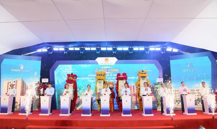 Phó Thủ tướng Thường trực Chính phủ Phạm Gia Túc cùng các đại biểu thực hiện nghi thức khởi công công trình.