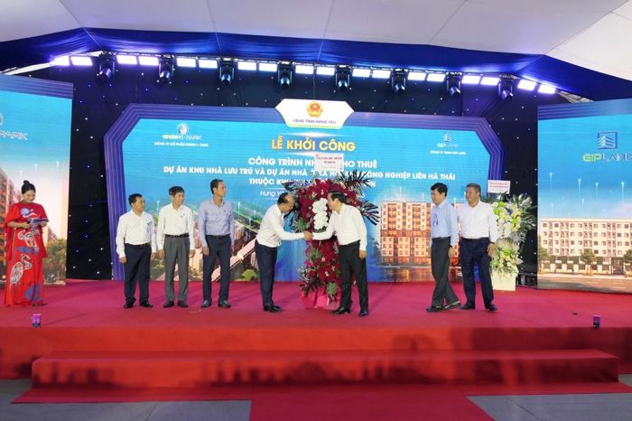Lãnh đạo tỉnh Hưng Yên tặng hoa chúc mừng Green i-Park.