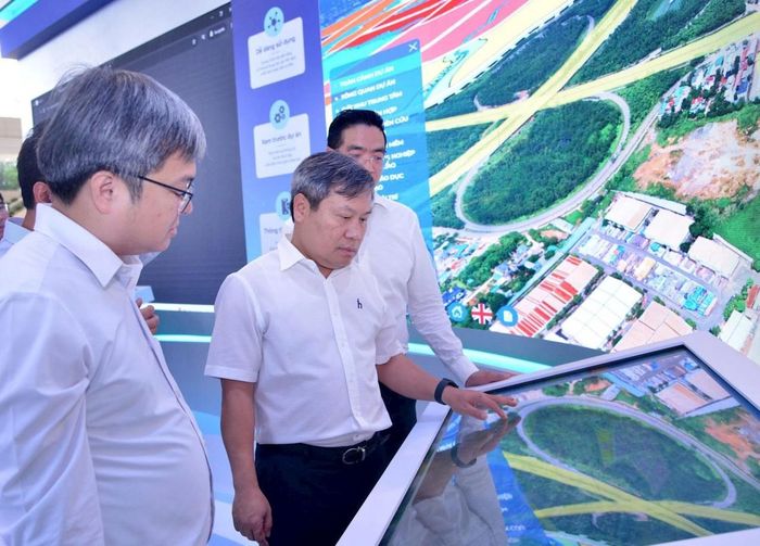 Lãnh đạo TP Hà Nội rà soát công tác chuẩn bị trước thềm Hội nghị công bố Quy hoạch tổng thể Thủ đô và xúc tiến đầu tư năm 2026. Ảnh: Thành Viết