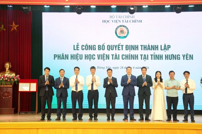 Thứ trưởng Cao Anh Tuấn (thứ 5, bên trái), Thứ trưởng Lê Quân (thứ 5, bên phải) chụp ảnh của Ban giám đốc Học viện Tài chính, Phân hiệu Học viện Tài chính.