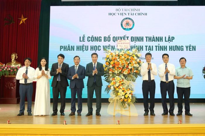 Phó Chủ tịch HĐND tỉnh Hưng Yên Lê Xuân Tiến (thứ 3, bên trái) tặng hoa chúc mừng Học viện Tài chính.