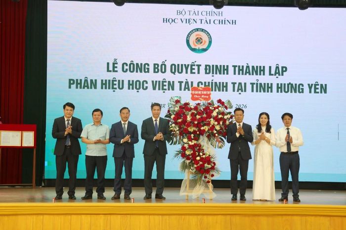 Thứ trưởng Lê Quân tặng hoa chúc mừng Học viện Tài chính.