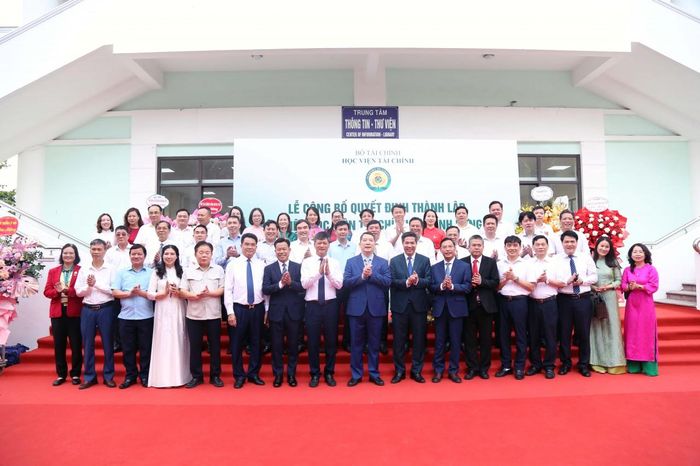 Các đại biểu tham dự lễ công bố quyết định thành lập Phân hiệu Học viện Tài chính tại tỉnh Hưng Yên.